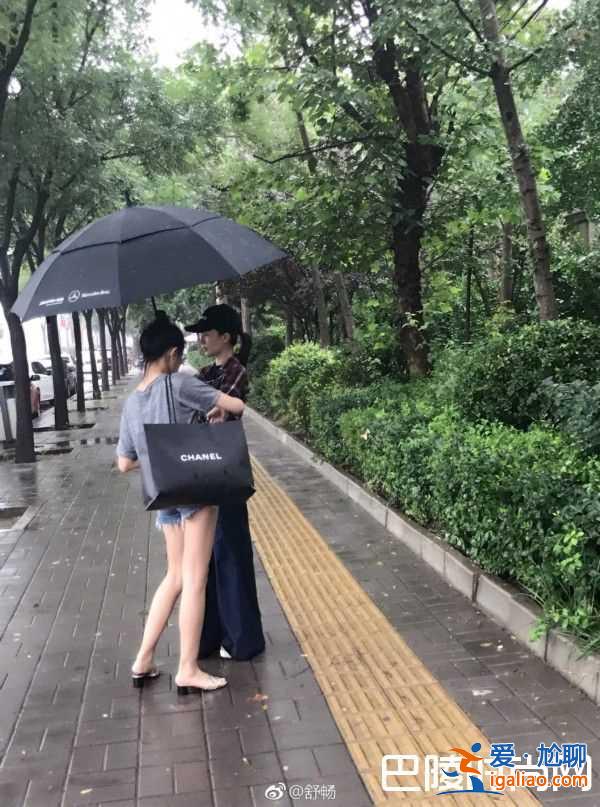 舒暢曬與侄女合照似姐妹花 侄女秀美腿搶鏡？