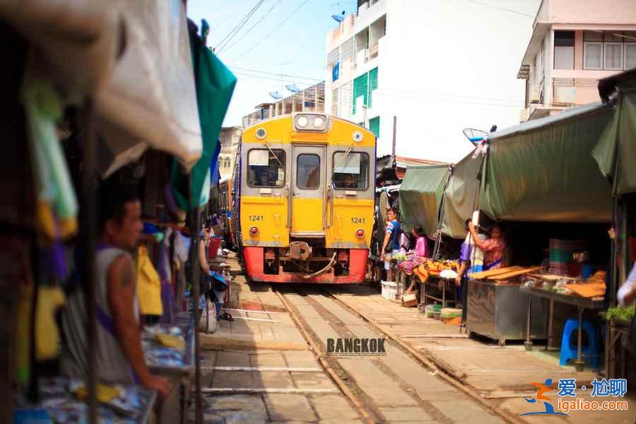 世界上最危險的集市，火車從中駛過！？