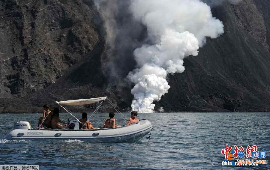 【觀看火山爆發】意大利斯特龍博利火山噴發吸引游客近距離觀看？