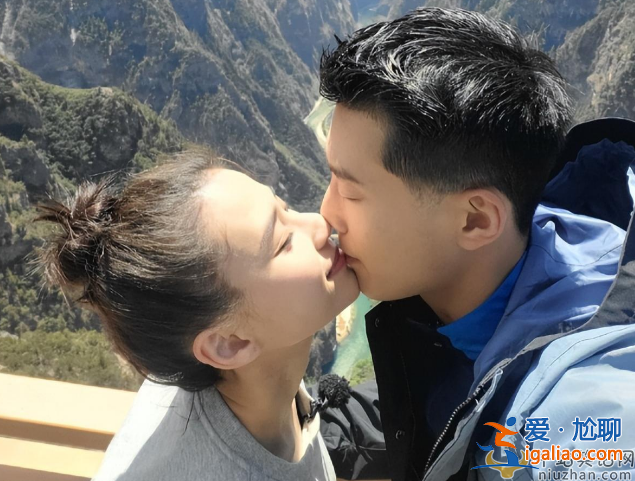 竇驍何超蓮結婚了嗎?爆婚訊后首度同框 竇驍打扮被吐槽像莽村李宏偉