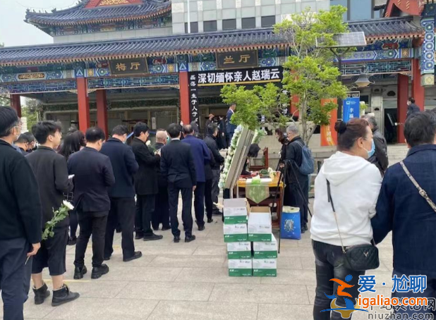 朱迅近況曝光!手捧遺像送別亡母 神情悲痛憔悴不已