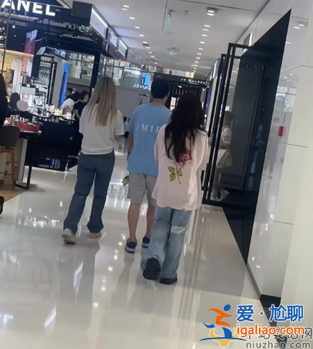 王思聰近況曝光!戴2300萬名表逛奢侈品店，身旁又換倆美女