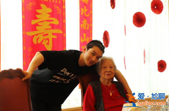 黃曉明為95歲姥姥祝壽！一家21口同框顯溫馨