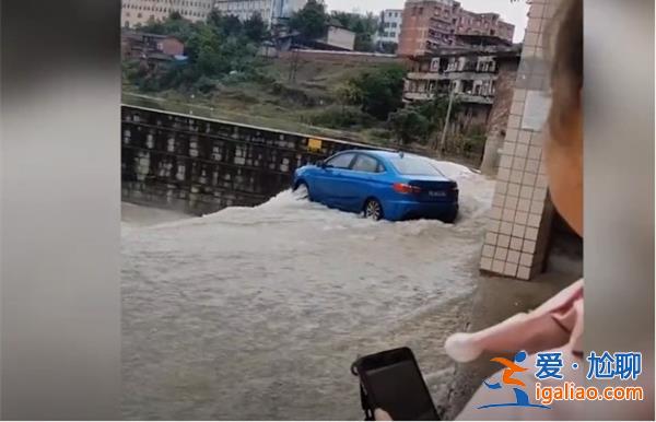 西安突降暴雨2名商販急流中被沖倒，突降暴雨注意這點[商販]？