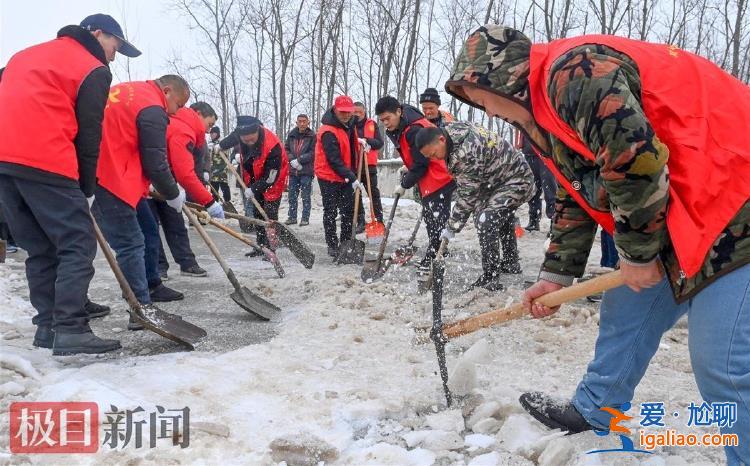 冰雪厚度40年來罕見 村民用鐵鍬、鋤頭破冰？