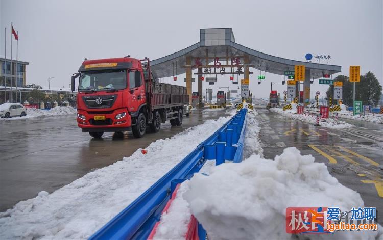 冰雪厚度40年來罕見 村民用鐵鍬、鋤頭破冰？