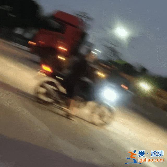 千鈞一發之際 他把貨車橫在斷橋路口！？