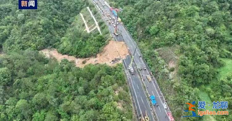 劫后余生！梅大高速塌方路段 他下跪“逼停”后來車輛？