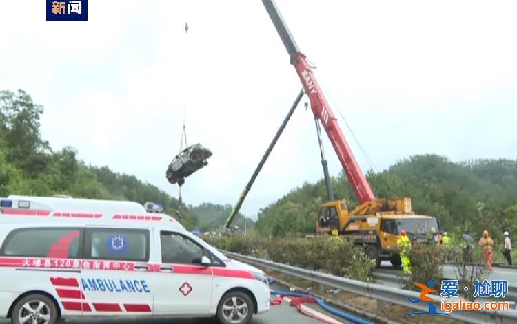 劫后余生！梅大高速塌方路段 他下跪“逼停”后來車輛？