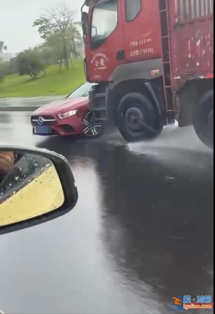 轎車司機變道 貨車司機分心打電話？